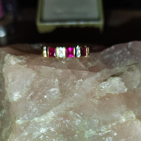 Elegant Gold and Red Ring - Picture 4 of 5